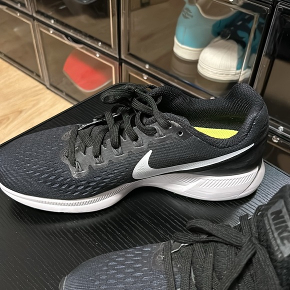 Nike Running shows US8 - Picture 2 of 4